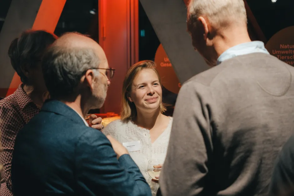 Besucher*innen im Gespräch